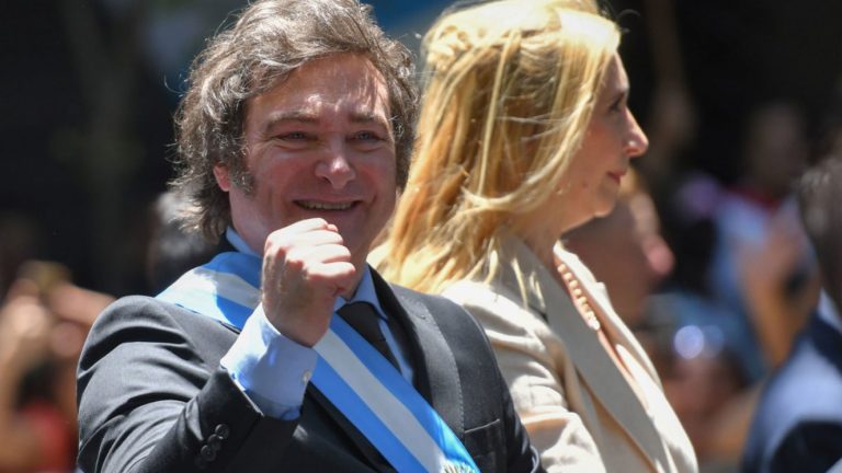 Cambio en el dólar y reducción a subsidios de energía y transporte: Las nuevas medidas económicas en Argentina