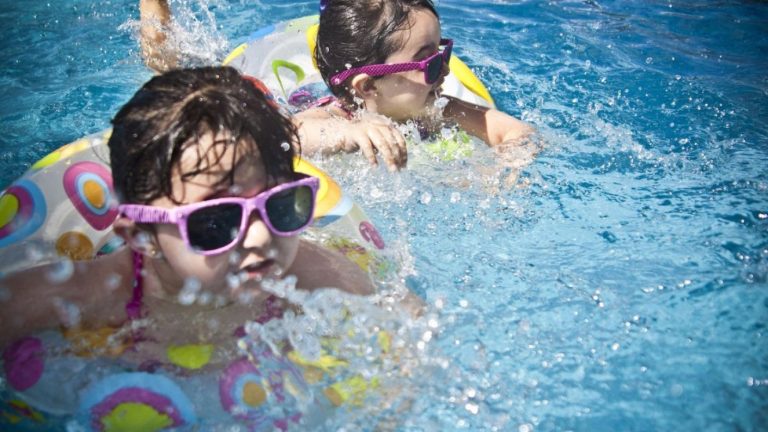 ¿Cómo mantener a los niños seguros en el agua durante el verano?
