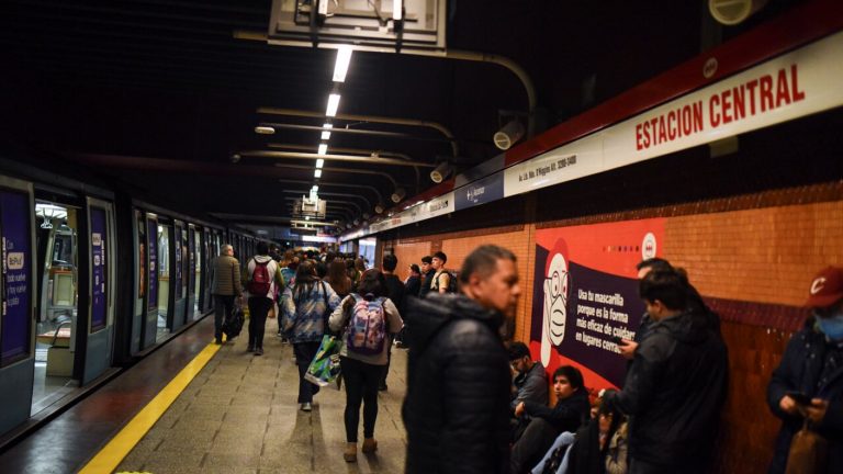 Metro suspendió servicio parcial de L1 por más de una hora: Estación Central continúa cerrada