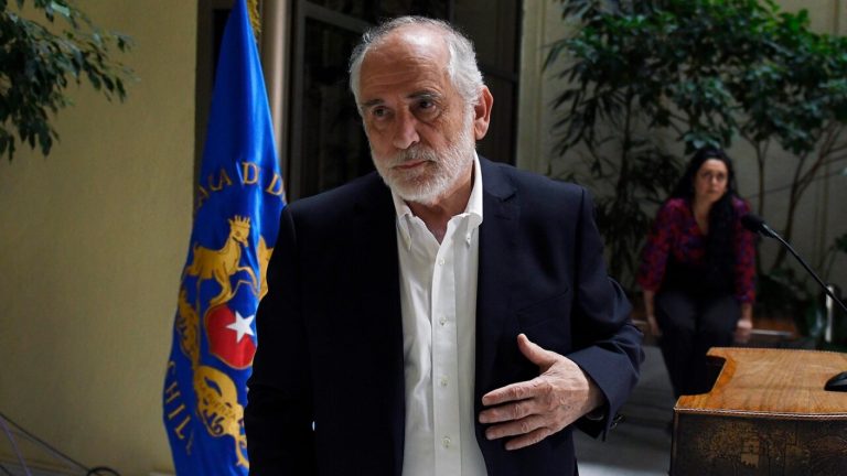 Oposición presentó acusación constitucional contra ministro Montes en medio del Caso Convenios