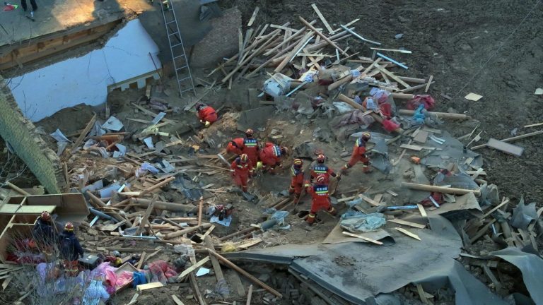 Dramáticos videos: Al menos 127 personas fallecieron tras terremoto en el norte de China