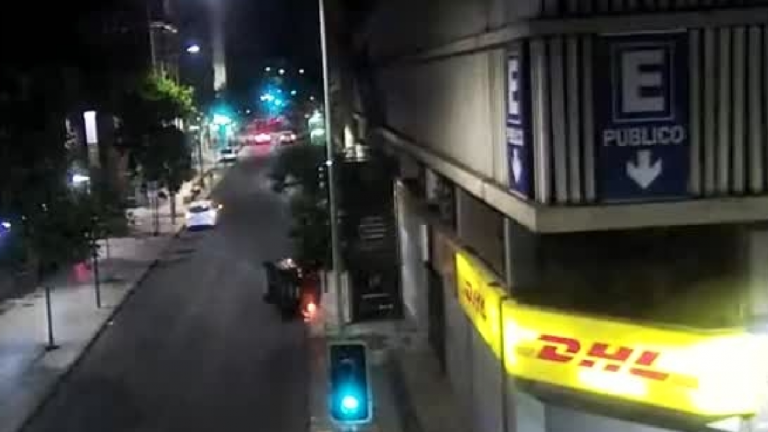 Motochorros robaron celular, huyeron y luego volcaron el vehículo en Santiago: Fueron detenidos por Carabineros