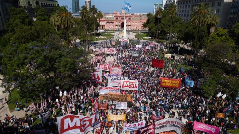 Javier Milei enfrentó su primera gran protesta contra plan de ajuste con nutrido contingente policial