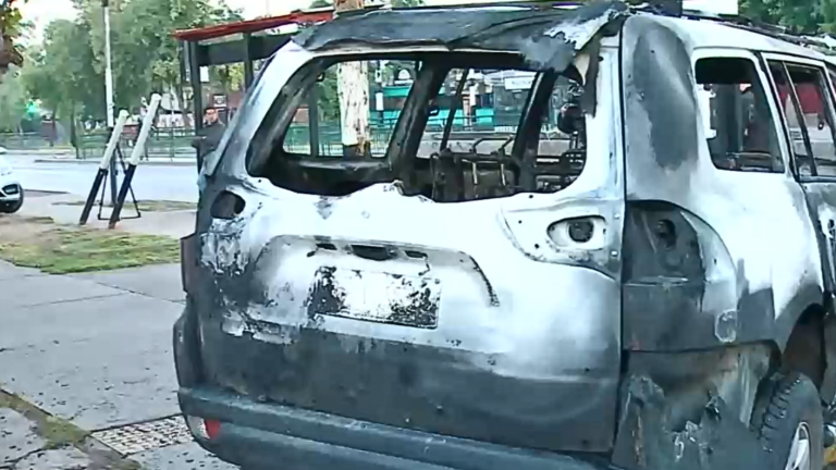 Familia vivió minutos de terror en robo en Peñalolén: Hasta quemaron camioneta