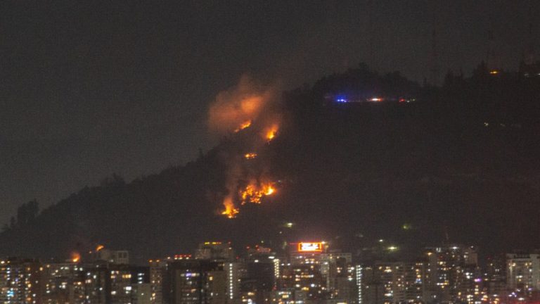 Incendio en el Cerro San Cristóbal: Autoridades no descartan intencionalidad del siniestro