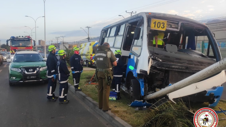 Conductor de bus falleció tras sufrir un paro cardiaco y chocar con un poste de luz