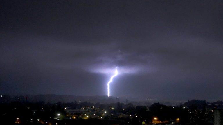 Con tormentas eléctricas y lluvias: Las condiciones meteorológicas en Chile para este fin de semana