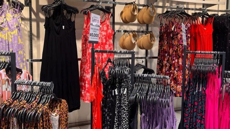 Atención con estos precios: Corona remata shorts y vestidos a $5.000 por Navidad