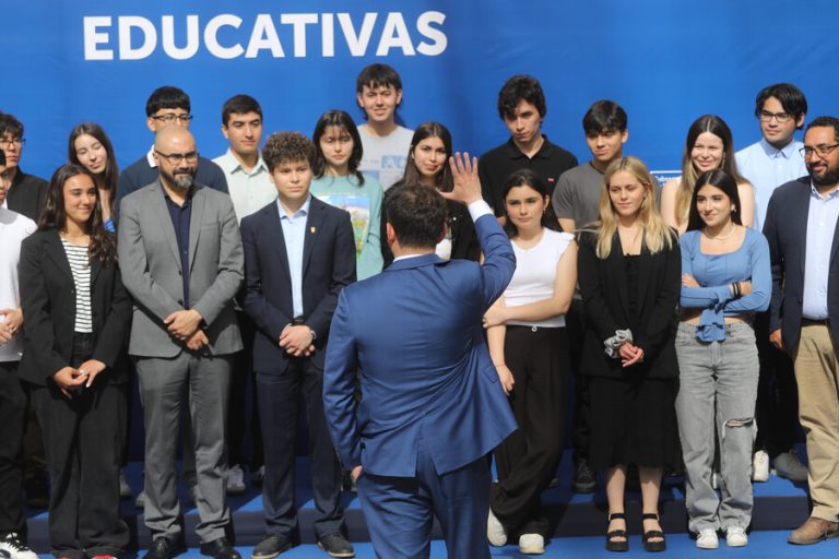 La emoción de estudiantes distinguidos en La Moneda por resultados en PAES: 