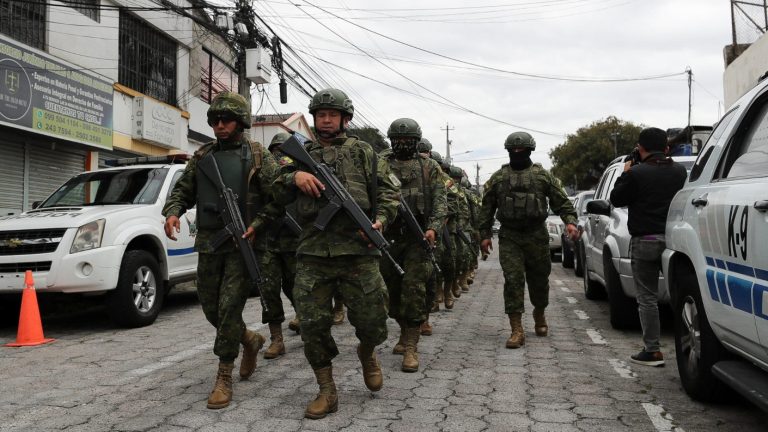 Presidente de Ecuador decretó estado de excepción tras motines en seis cárceles del país