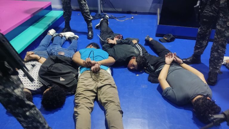 Crisis en Ecuador: Policía detuvo a banda criminal que irrumpió en canal y tomó como rehenes a periodistas