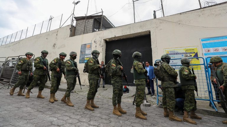 Minuto a Minuto | Confirman que 125 gendarmes están retenidos en cinco cárceles de Ecuador