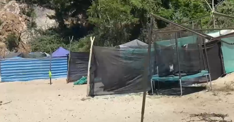 Hualpén: Veraneantes no pueden disfrutar de playa por instalación de toldos y carpas ilegales