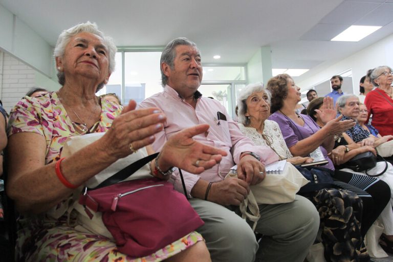 Más de medio millón de personas mayores viven solos y uno de cada tres carece de amigos, según estudio