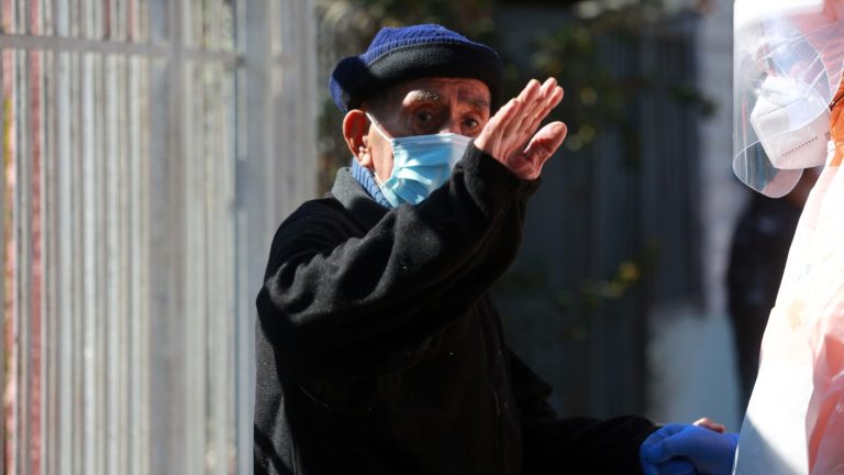 Familiares se tomaron hogar de adultos mayores en Hualpén por inminente cierre tras recorte presupuestario