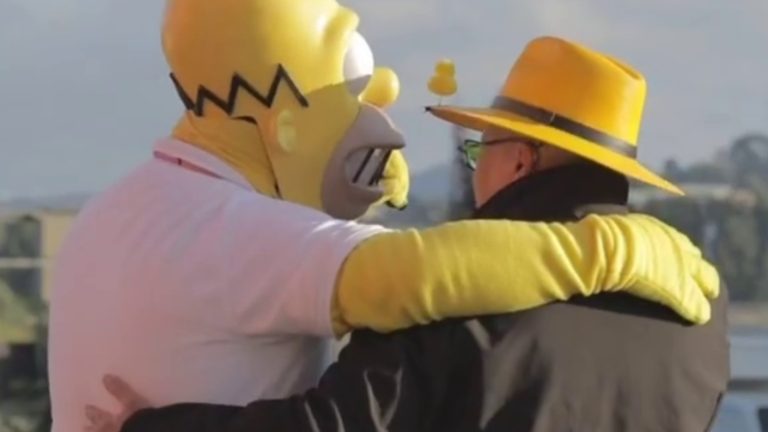 Viralizan divertido encuentro entre 'Homero Simpson chileno' y voz oficial del personaje en Concepción