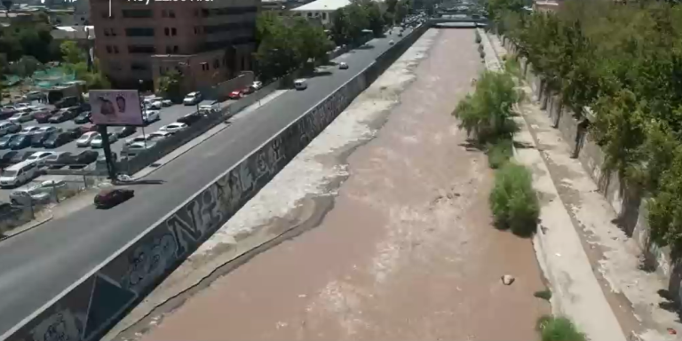 Peligro de desborde: La lucha de los vecinos del río Mapocho contra areneros y vertederos