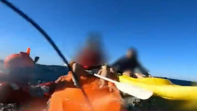 Con lancha y helicóptero naval: El intenso operativo de rescate a kayakistas mar adentro en Valparaíso