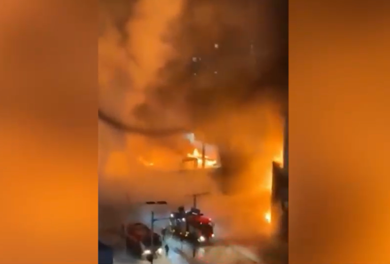 Fuego por todas partes: Impactantes videos de explosión de un camión de gas en Mongolia