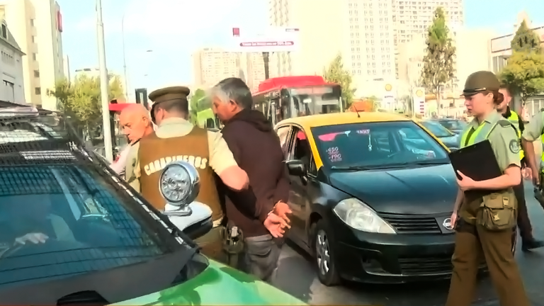 Conductor fue detenido por 423 multas impagas y taxímetro adulterado en Estación Central