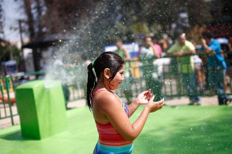 Para capear ola de calor: Revisa los puntos gratuitos de Aguas Andinas en la RM
