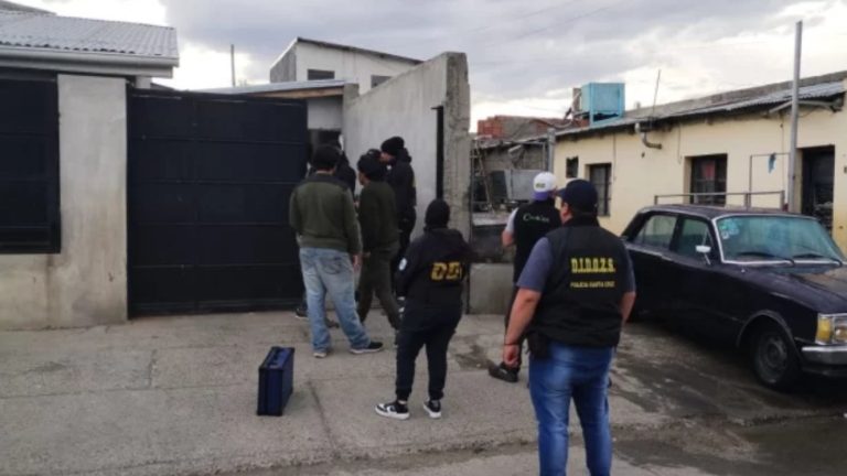 Policía argentina detiene y allana casa de chilena por amenazas a Javier Milei