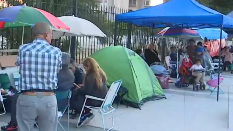 Furor por Leda Bergonzi: Fila de más de un kilómetro y gran expectación en Maipú por la sanadora argentina