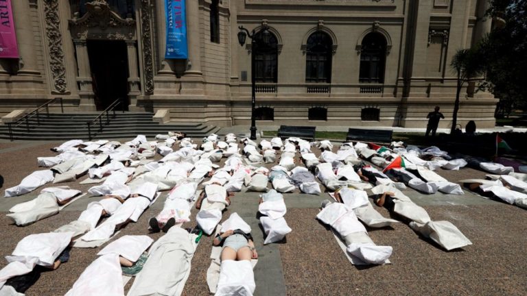 Cientos de chilenos se manifiestan contras las muertes por los bombardeos israelíes en Gaza