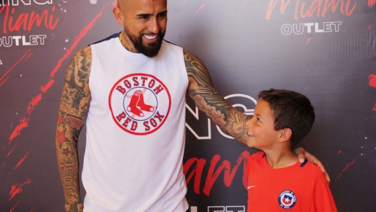 Arturo Vidal abre nueva tienda de ropa y se sacará fotos con quienes cumplan una condición