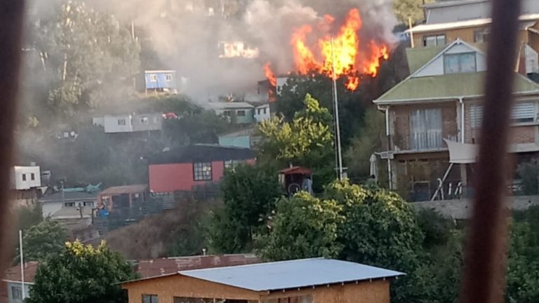 Emergencia en Valparaíso: Incendio quema una casa y amenaza con expandirse