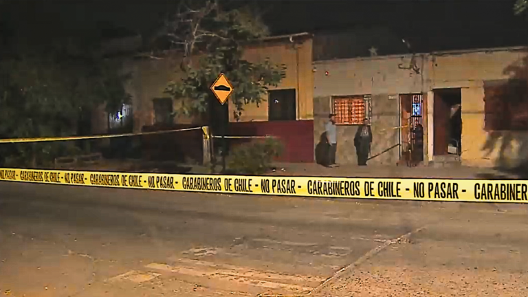 Homicidio se registró en el centro de Santiago: Víctima fue baleada dentro de su casa