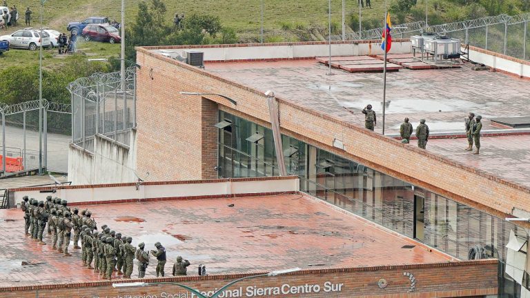 Militares ecuatorianos buscan controlar cárceles tras liberación de rehenes