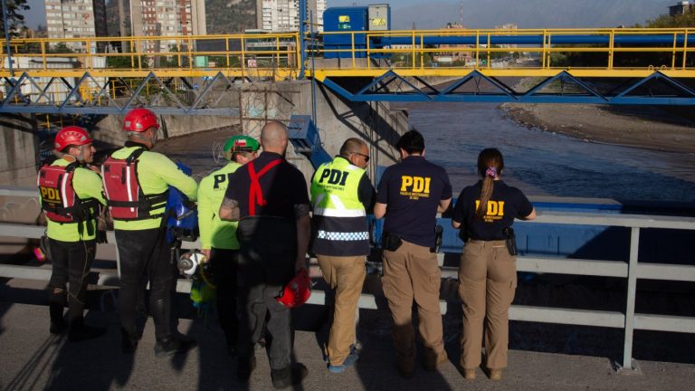Investigan hallazgo de cadáver en compuertas del Río Mapocho en Santiago