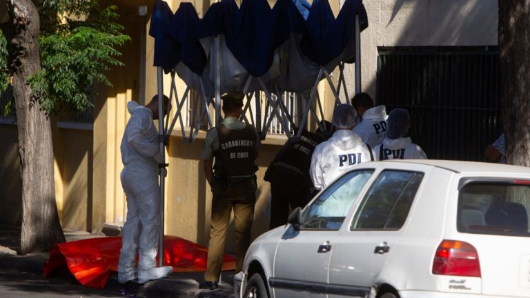 Registro revela cómo asesinan a hombre que dormía en la calle en Santiago