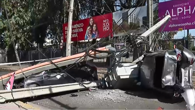 Persecución terminó con grave choque en San Joaquín: 3 personas lesionadas
