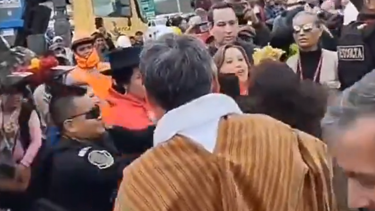 Presidenta de Perú fue agredida mientras lanzaba caramelos: 