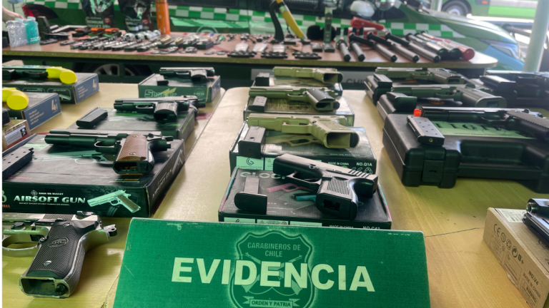 Carabineros detuvo a sujeto que vendía armas en feria libre de Conchalí