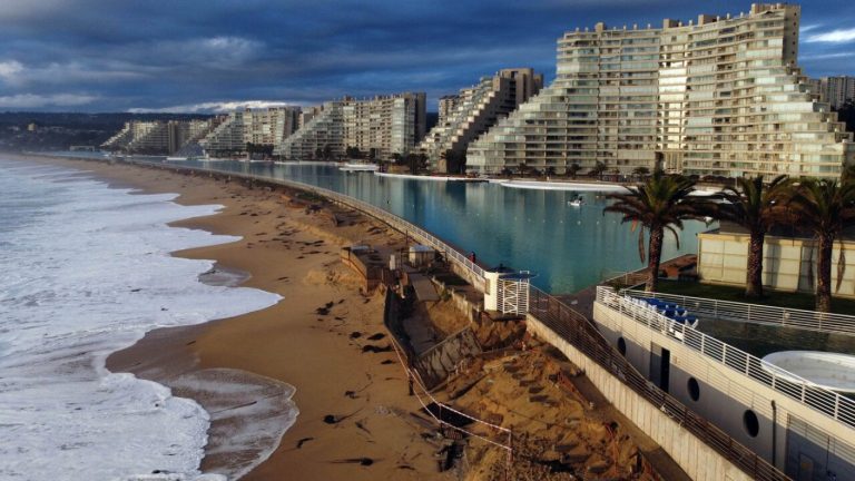 Pichilemu y Reñaca: Las 10 playas chilenas que podrían desaparecer en una década por erosión