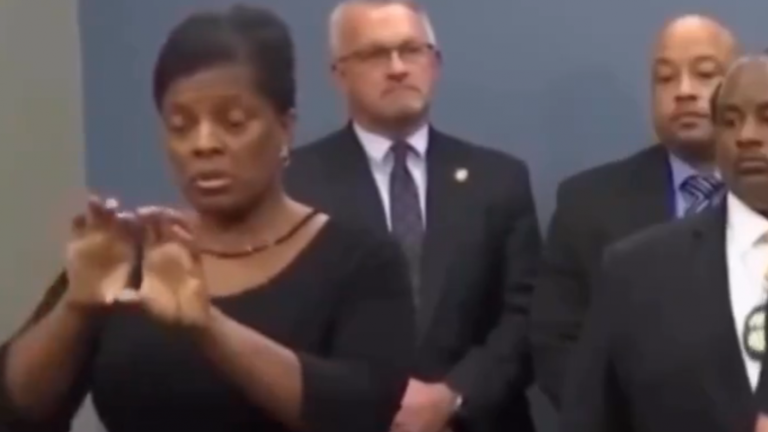 Para nunca olvidar, para siempre recordar: La mujer que se hizo pasar por intérprete de señas