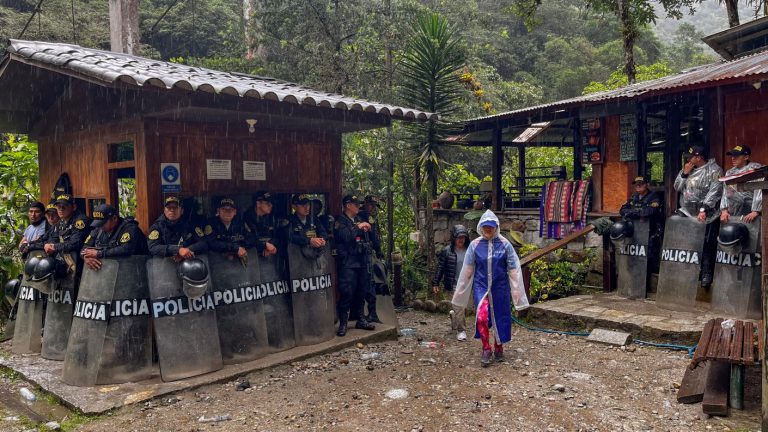 ¿Por qué llevan días de protestas en Perú y qué pasa en Machu Picchu?