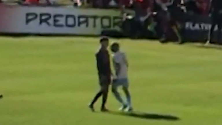 Nada de amistoso: Erick Pulgar se enfrascó en pelea durante un partido de Flamengo