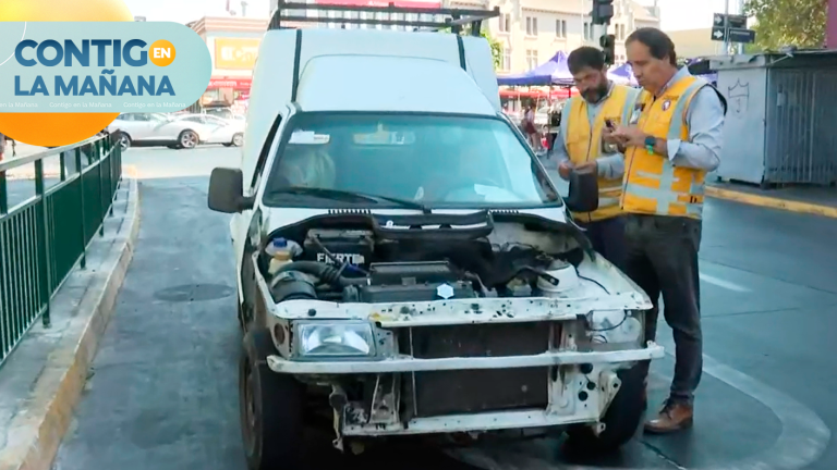 ¡Con todo expuesto! Auto circulaba sin piezas básicas por Estación Central