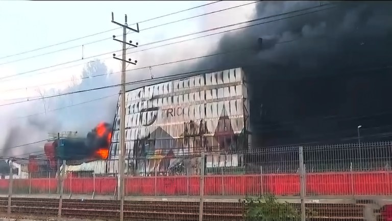 Hubo explosiones: Incendio forestal alcanzó fábrica de pintura en Viña del Mar