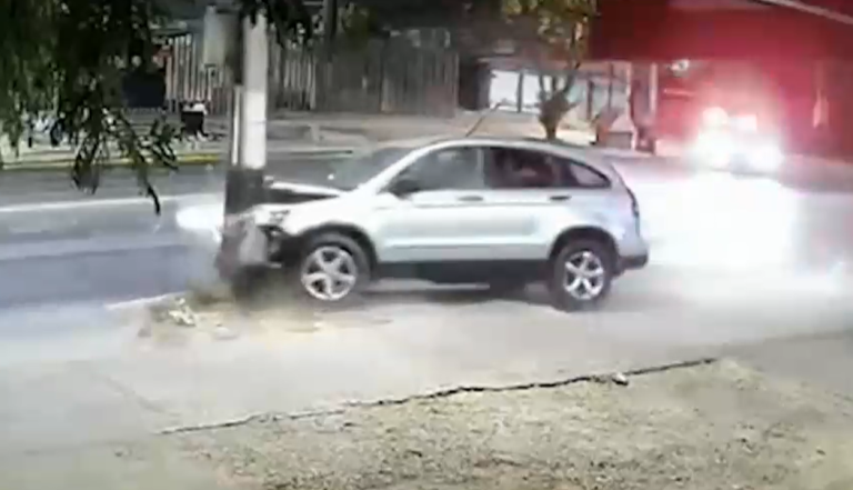 Delincuentes chocaron de lleno con poste tras asaltar a un adulto mayor en Ñuñoa