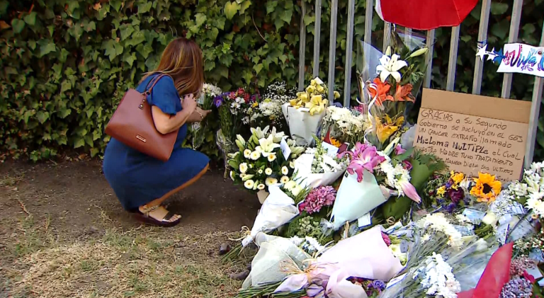 Masiva peregrinación en casa de Sebastián Piñera en Las Condes para despedir al ex presidente