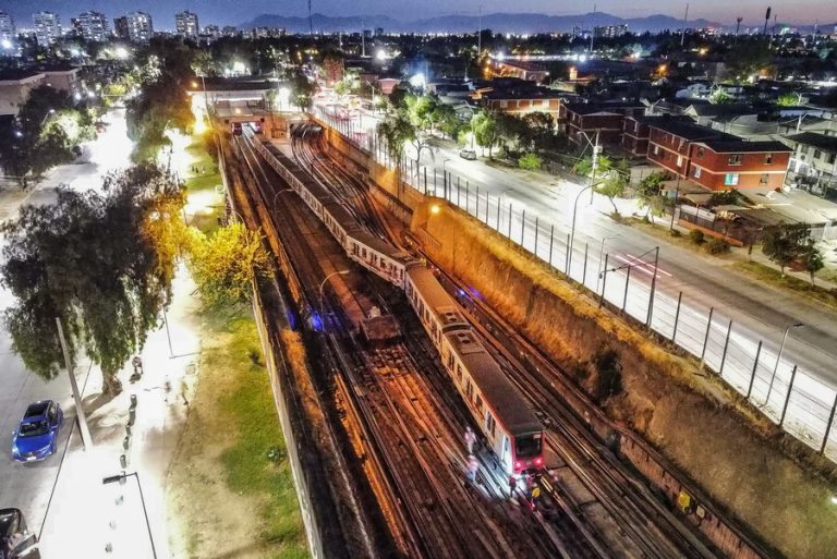 Descarrilamiento de tren en Línea 1: Metro de Santiago mantiene dos estaciones cerradas