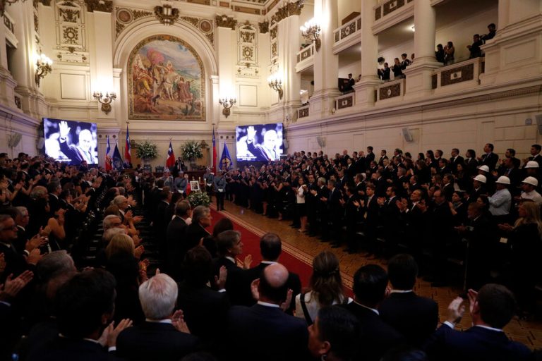Ovación de pie: El destacado gesto que emocionó a familia de Sebastián Piñera en inicio de funeral