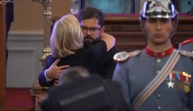 Funeral de Sebastián Piñera: Así fue el emotivo abrazo entre Cecilia Morel y el presidente Boric