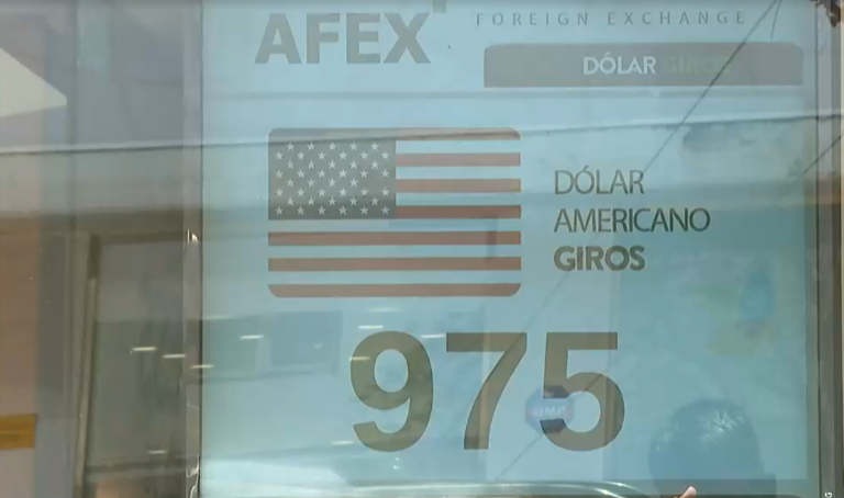 Alza del dólar preocupa a chilenos: ¿Volverá a llegar a los $1.000 pesos?