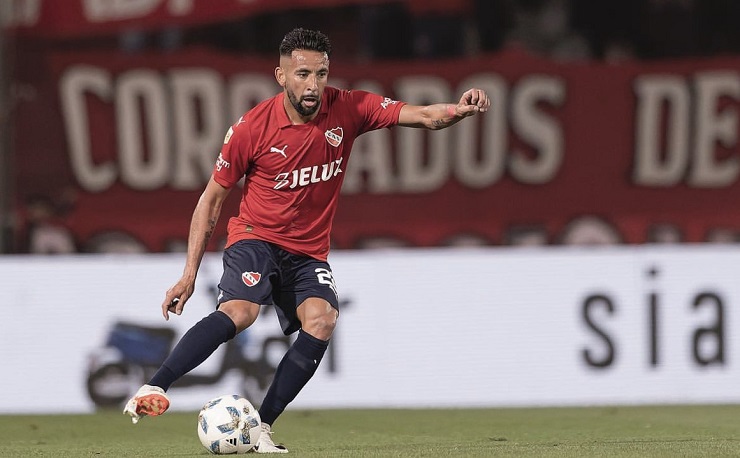 El fuerte cruce de Mauricio Isla con hincha de Independiente en pleno partido: Lo mandó a callar